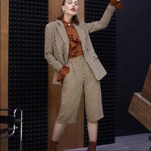 NWOT Gorgeous Cropped Pants & Jacket Suit M.